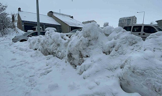 Tatvan'da biriken karlar yer yer 3 metreyi geçti