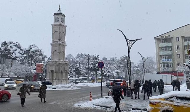 Tatvan'da kar yağışı ilçeyi beyaza bürüdü