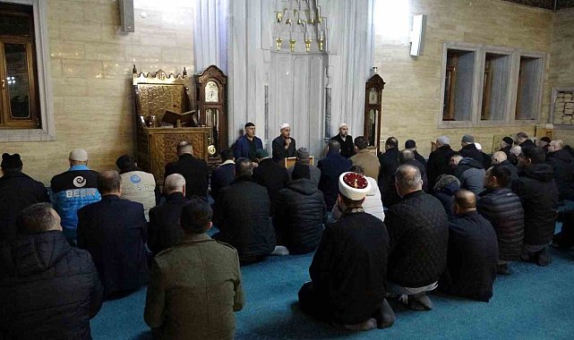 Tatvan'da sabah namazında buluşan vatandaşlar şehitler için dua etti