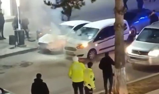 Tatvan'da seyir halindeki hafif ticari araç yandı