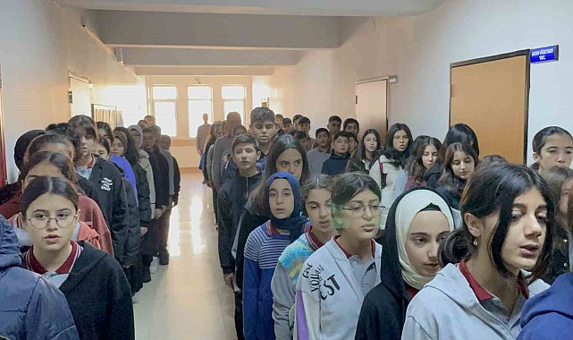 Tatvan'daki okullarda şehitler için saygı duruşunda bulunuldu