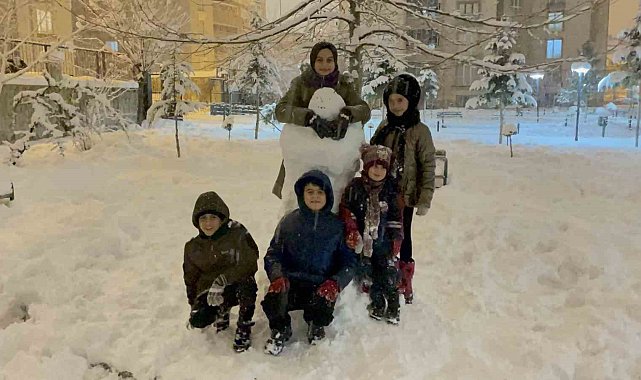 Tatvanlı çocukların kartopu ve kardan adam keyfi