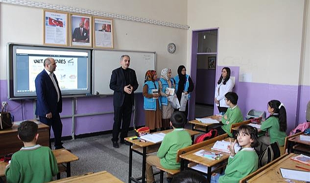 TDV öğrencilere kitap hediye etti