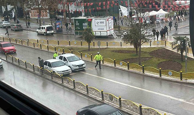 Trafikte arızalanan aracın yardımına polis ekipleri yetişti