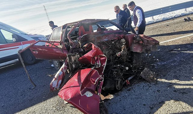 Tutak'ta otomobil bariyerlere çarptı: 2 yaralı