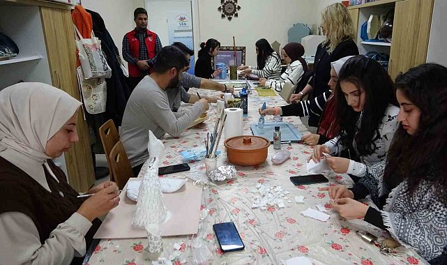 Üniversite öğrencileri Tuşba Gençlik Merkezinde hem meslek öğreniyor hem moral depoluyor