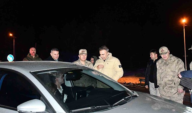 Vali Çiçek yılbaşında görevli sağlık ve emniyet personelini ziyaret etti