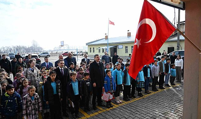 Vali Çiftçi öğrencilerin karne heyecanını paylaştı