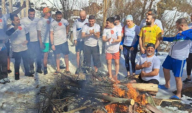 Van Gölü Aktivistleri eksi 6 derecede suya girdi