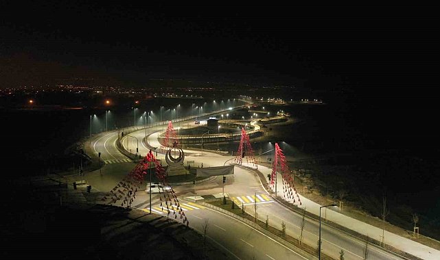 Van Gölü'nün gerdanlığı 'Van Gölü sahil yolu' trafiğe açıldı