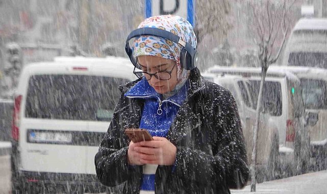 Van'da kar yağışı: 429 yol kapandı, uçak seferleri rötar yaptı
