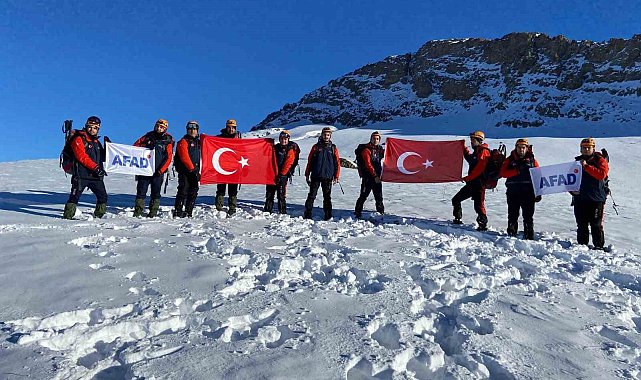 Van'da Sarıkamış şehitleri Erek Dağı'nın zirvesinde anıldı