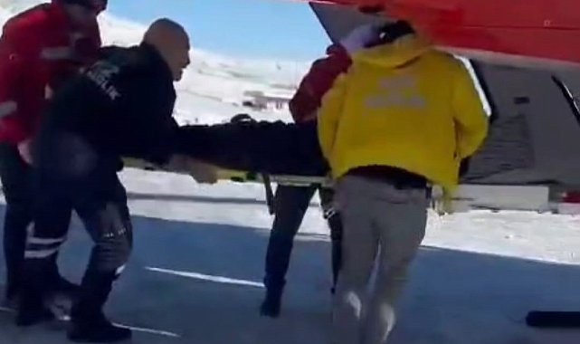 Van'da şiddetli karın ağrısı olan hasta için helikopter havalandı