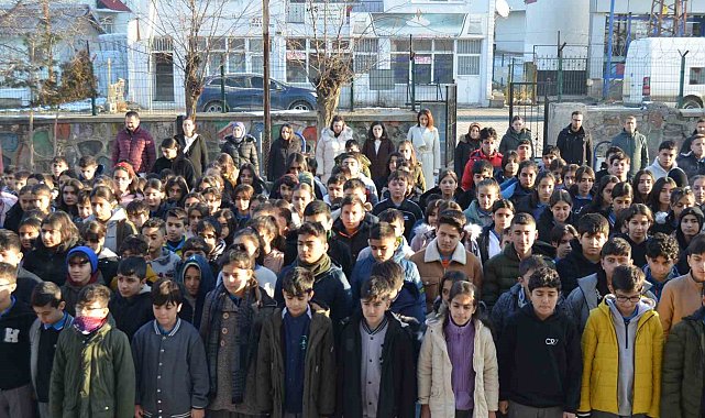 Varto'da şehit askerler için saygı duruşunda bulunuldu