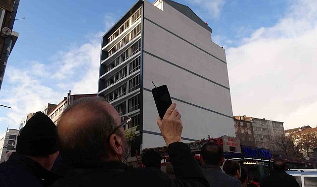 Vatandaşlar, intihar girişimini film gibi izleyip canlı yayın açtı
