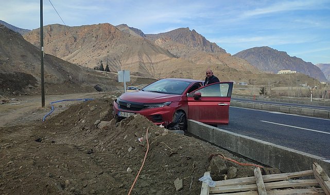 Virajı alamayan otomobil bordür taşlarına çarptı