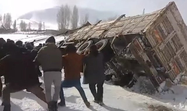 Yan yatan kamyonu bağladıkları ipi çekerek kaldırdılar