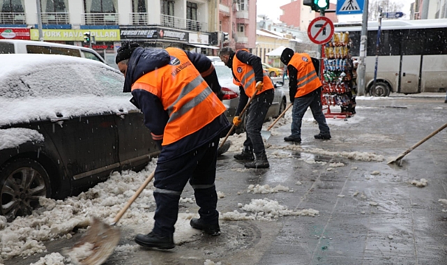 Yol ve kaldırımlar temizleniyor