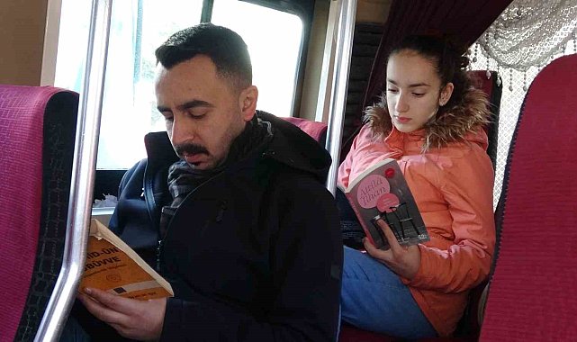 Yolcular okusun diye minibüsüne kitaplık yaptı