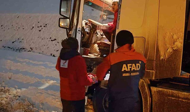 Yolda kalan sürücü ve yolculara kumanya dağıtıldı