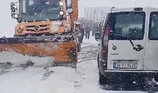 Yüksekova-Şemdinli kara yolunda çok sayıda araç mahsur kaldı