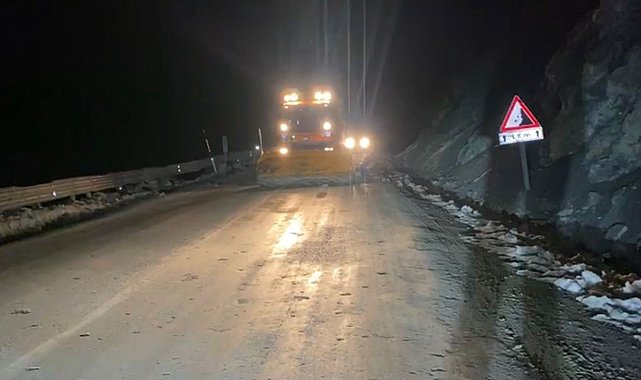 Yüksekova-Van karayolu düşen kaya parçaları temizlenerek ulaşıma açıldı