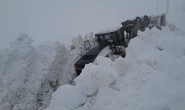 Yüksekova'da 5 metreyi geçen kar tünellerinde iş makinaları gözden kayboldu
