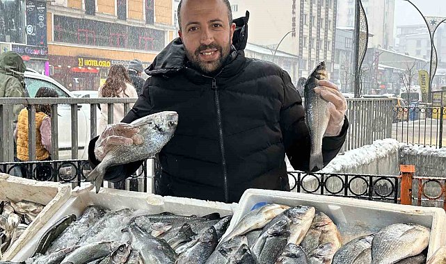 Yüksekova'da balık tezgahlarına yoğun ilgi