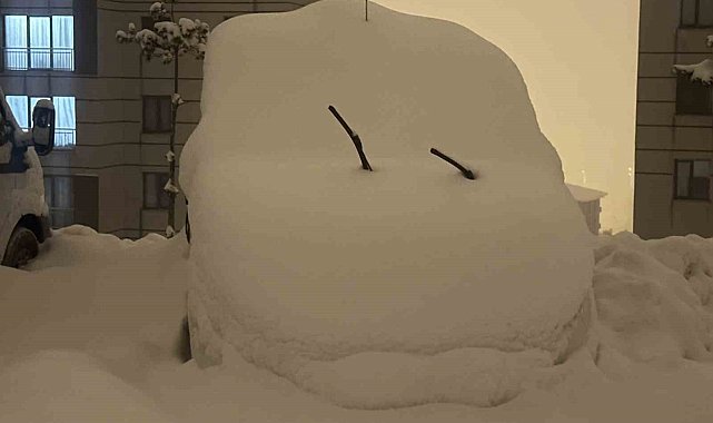 Yüksekova'da kar kalınlığı 40 santimetreyi buldu, araçlar kara gömüldü