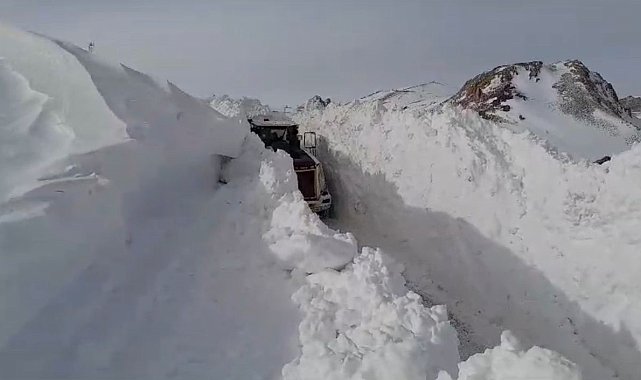 Yüksekova'da kar tünellerinde ekiplerin zorlu çalışması
