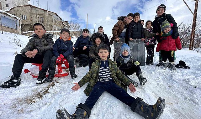 Yüksekova'da kar yağışına en çok çocuklar sevindi