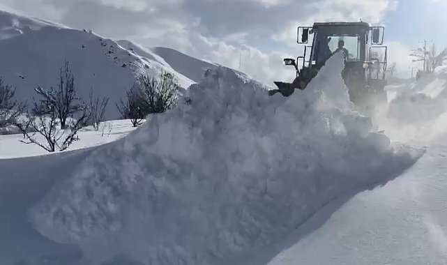 Yüksekova'da köy ve mezra yolları bir bir açılıyor