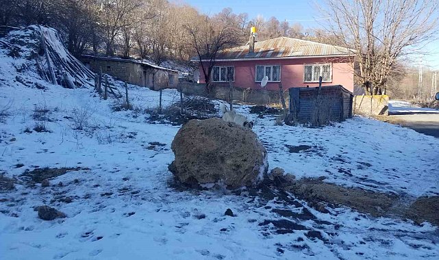 Yuvarlanan kayalar evleri teğet geçti