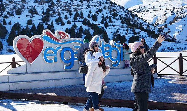 Yüzeyi buz tutan Ardıçlı Gölü'nde mest eden kış manzarası