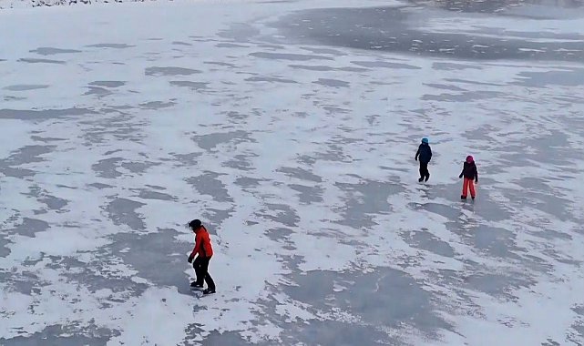 Yüzeyi donan gölün üzerinde buz pateni keyfi yaşadılar