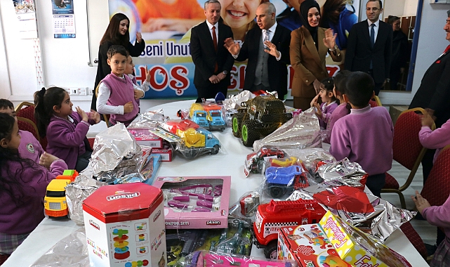 Ağrı'daki öğrenciler depremzede çocuklara oyuncak gönderdi