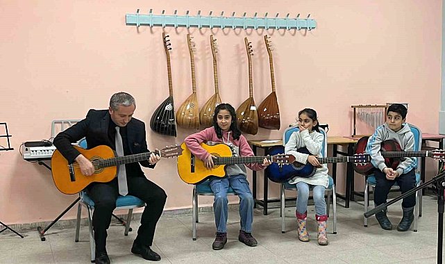 Ağrı Milli Eğitim Müdürü Kökrek, "Yetenek Sende Keşfet" projesi kapsamında öğrencileri ziyaret etti