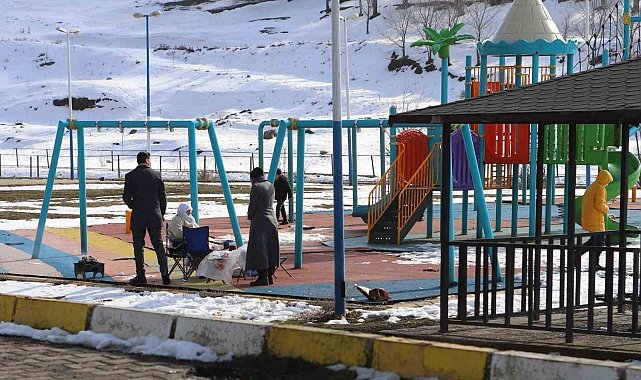 Ağrı'da bahar havası etkili oldu, vatandaşlar pikniğe koştu