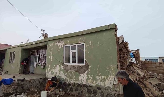 Ağrı'da bir evin damı çöktü