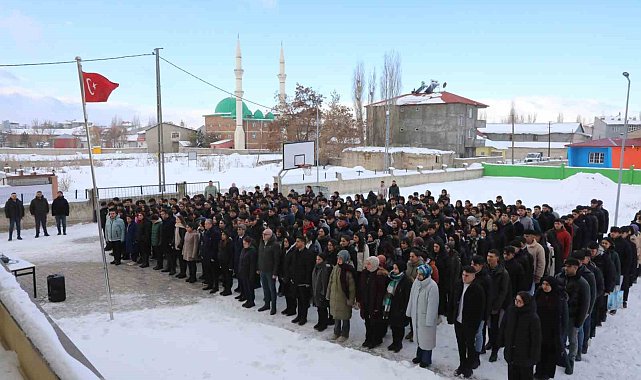 Ağrı'da deprem şehitleri için saygı duruşu
