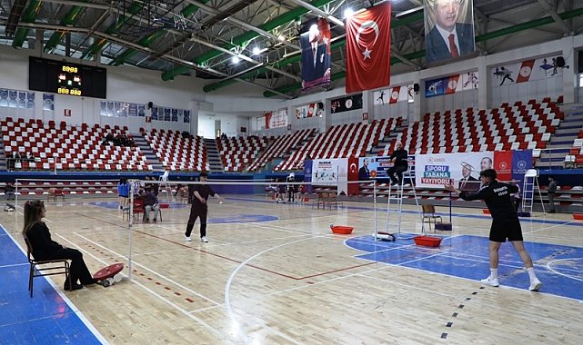 Ağrı'da Gençler Badminton Grup müsabakaları başladı