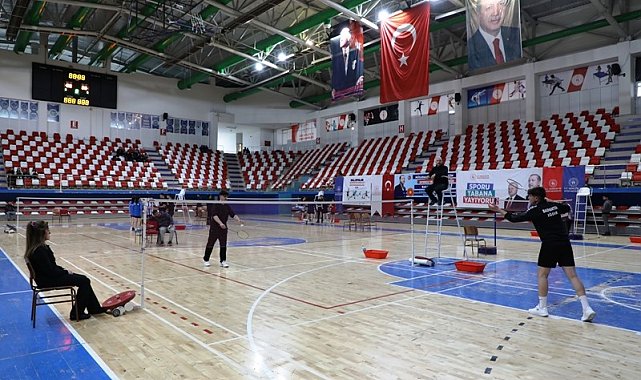 Ağrı'da gençler badmintonta yarıştı