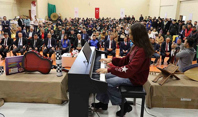 Ağrı'da gençlere spor ve sanat malzemesi desteği