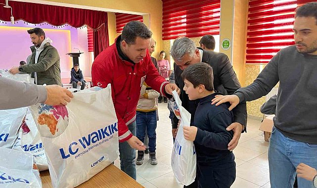 Ağrı'da Kızılay'dan özel öğrencilere kışlık yardım