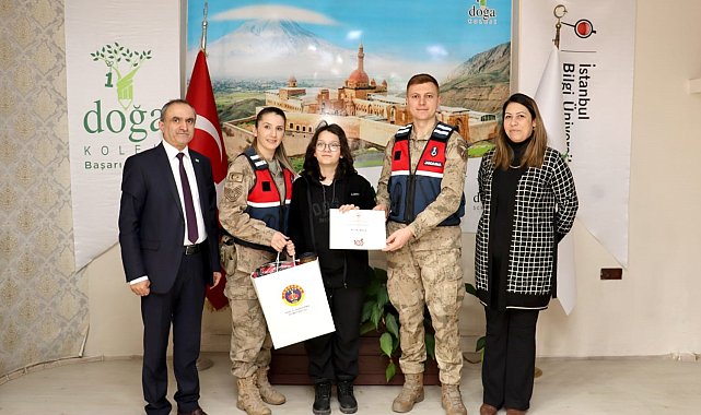 Ağrı'da resim yarışmasında dereceye giren öğrencilere ödülleri verildi