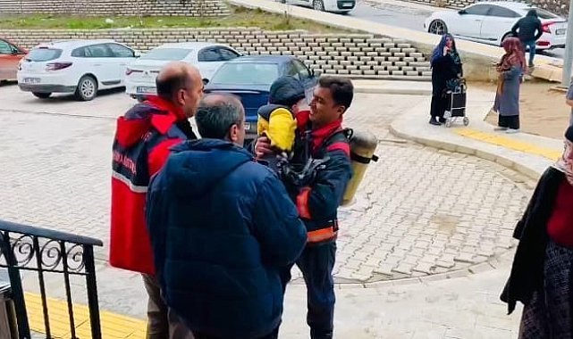 Apartmanda çıkan yangında 8 kişi dumandan etkilendi