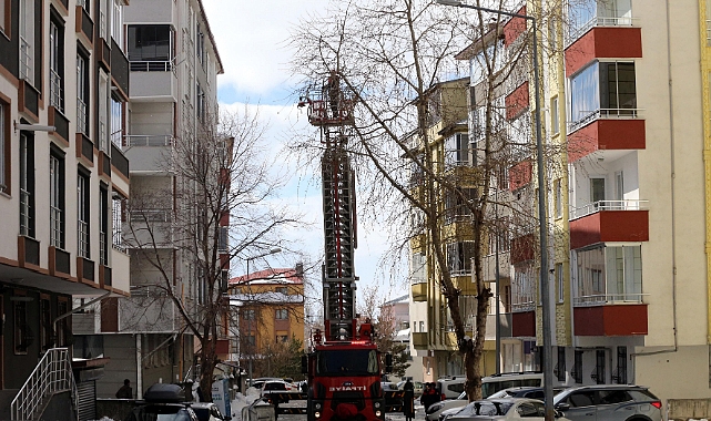 Ardahan'da çatılardaki buz ve kar kütleleri temizleniyor