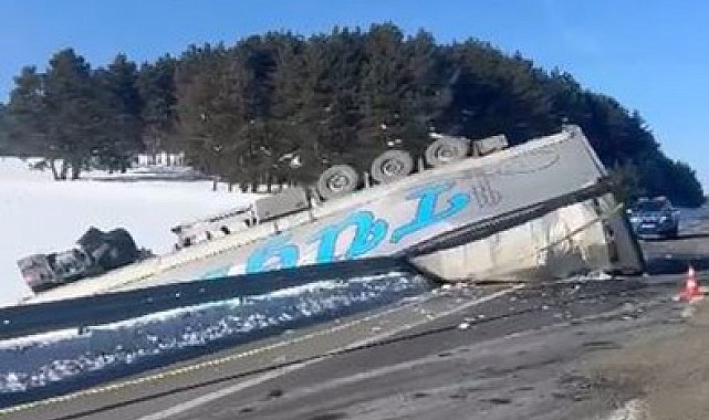 Ardahan'da buzlanma nedeniyle tır devrildi, yol kısa süreli ulaşıma kapatıldı