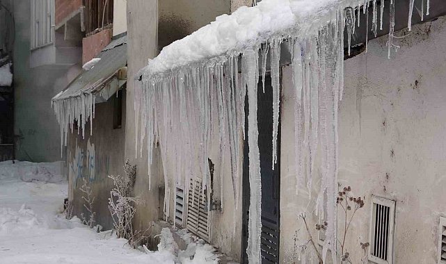 Ardahan'da soğuk hava: Araçlar çalışmadı, buz sarkıtları oluştu