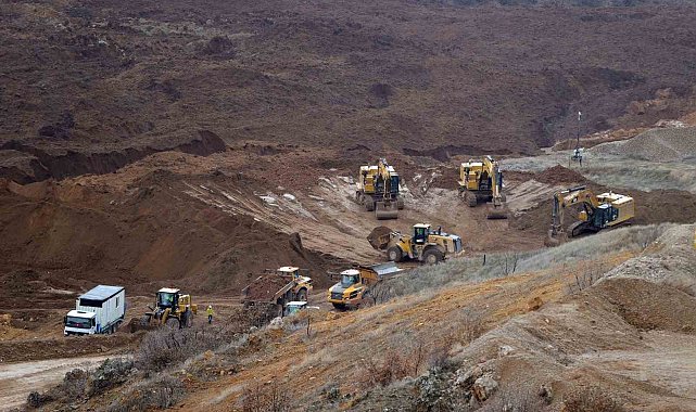Bakan Bayraktar: "Heyelan riski olan toprak kütlesine müdahale çalışmalarımız hızla devam ediyor"